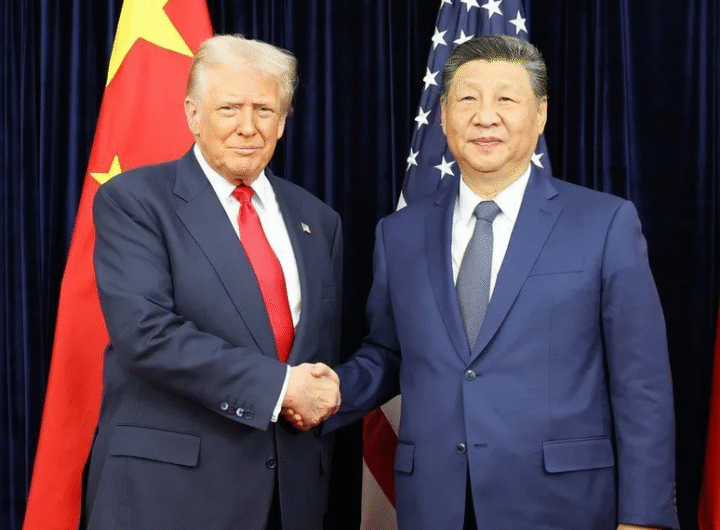 Presiden China Xi Jinping (kanan) berjabat tangan dengan Presiden AS Donald Trump (kiri) saat pertemuan di Busan.