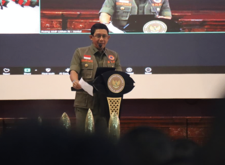 Kepala BNPB Letjen Suharyanto memberikan paparan strategi penanggulangan bencana di Universitas Pertahanan.