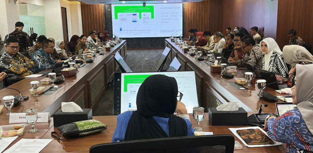 Rapat perdana Pelaksana Harian Tim Koordinasi Penyelenggaraan Program Makan Bergizi Gratis.