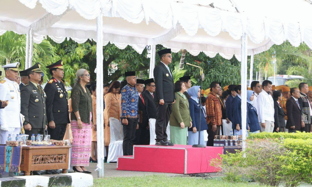Gubernur NTT, Emanuel Melkiades Laka Lena saat emnjadi inspektur upacara.