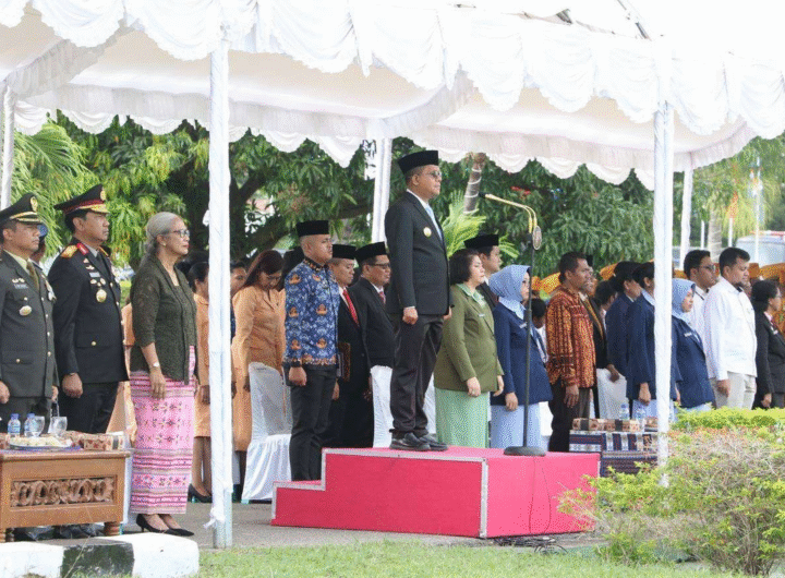 Gubernur NTT, Emanuel Melkiades Laka Lena saat emnjadi inspektur upacara.