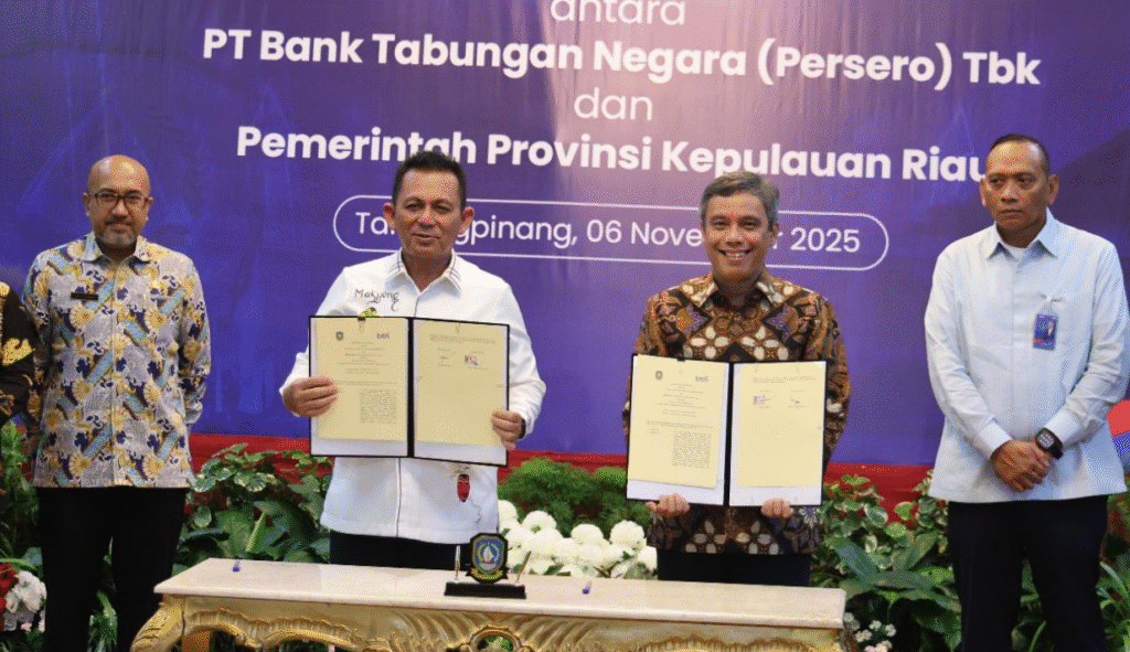 Gubernur Kepri Ansar Ahmad dan Dirut Bank BTN Nixon LP Napitupulu menunjukkan dokumen nota kesepahaman (MoU) antara Pemprov Kepri dan Bank BTN.