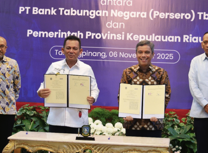 Gubernur Kepri Ansar Ahmad dan Dirut Bank BTN Nixon LP Napitupulu menunjukkan dokumen nota kesepahaman (MoU) antara Pemprov Kepri dan Bank BTN.