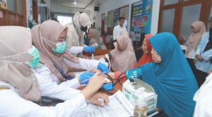 Pemeriksaan kesehatan kepada masyarakat Banyuwangi di Puskesmas Mojopanggung.