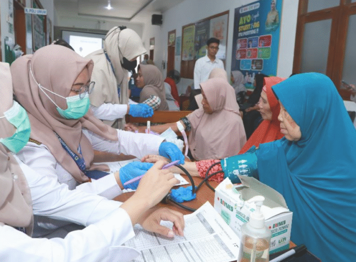 Pemeriksaan kesehatan kepada masyarakat Banyuwangi di Puskesmas Mojopanggung.