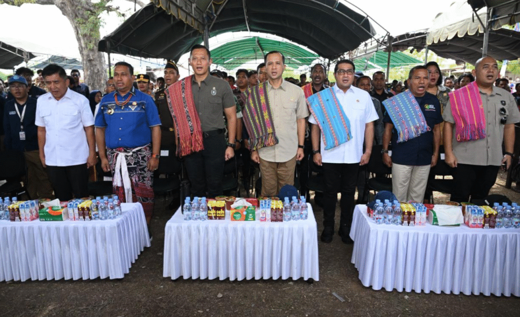Warga transmigran di Kawasan Transmigrasi Ponu, Kabupaten Timor Tengah Utara (TTU), Provinsi Nusa Tenggara Timur akhirnya menerima Sertipikat Hak Milik (SHM) atas lahan yang mereka tempati