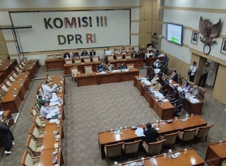 Ketua Komisi III DPR RI Habiburokhman memimpin rapat Panja RUU KUHAP di kompleks parlemen.