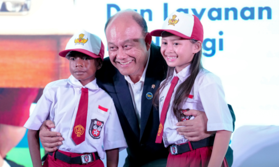 Kepala Badan Gizi Nasional, Dadan Hindayana bersama para siswa saat melakukan kampanye Masional.