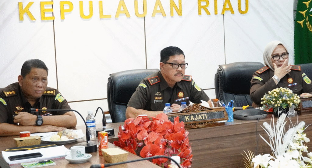 Kejaksaan Tinggi Kepulauan Riau memutuskan menyelesaikan perkara penipuan tabung gas Elpiji 3 kilogram di Batam melalui pendekatan restorative justice.