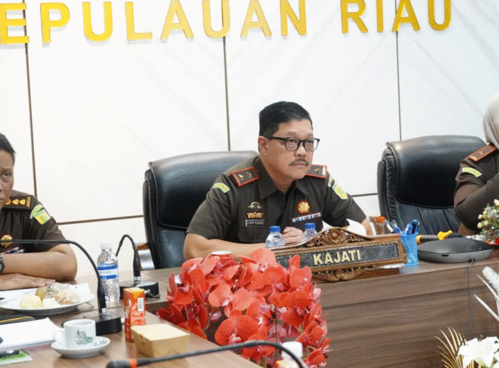 Kejaksaan Tinggi Kepulauan Riau memutuskan menyelesaikan perkara penipuan tabung gas Elpiji 3 kilogram di Batam melalui pendekatan restorative justice.