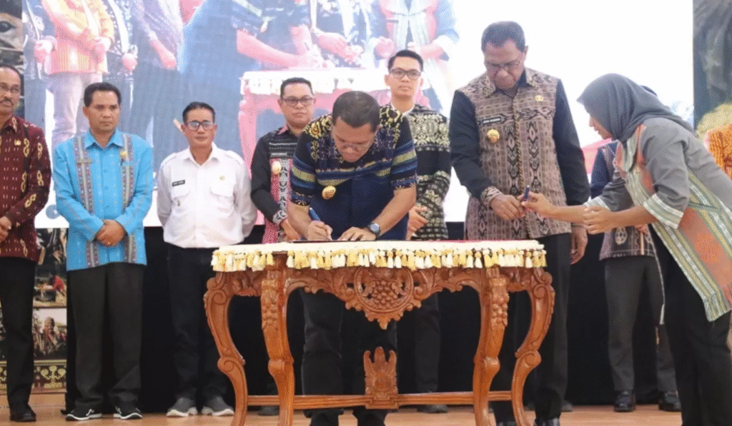 Gubernur NTT menandatangani Komitmen Bersama Pembangunan NTT 2026, dalam Raker bersama Wali Kota Kupang dan para Bupati se-NTT.