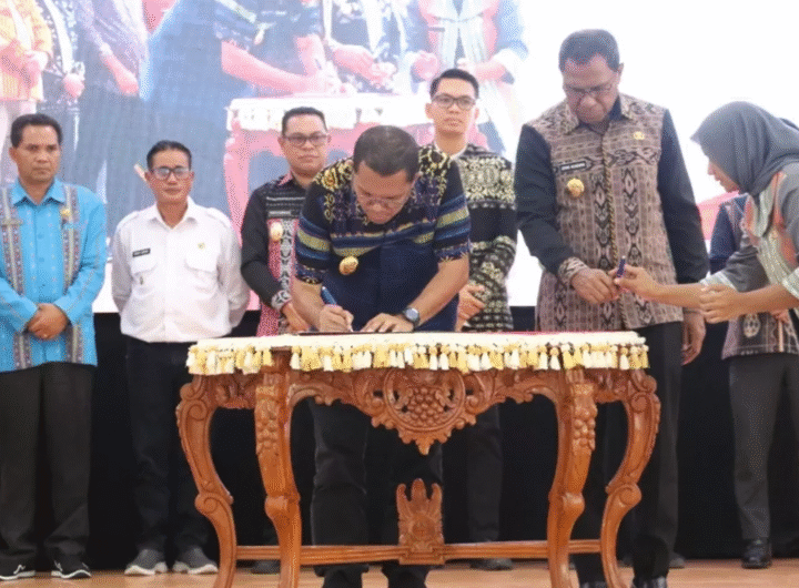 Gubernur NTT menandatangani Komitmen Bersama Pembangunan NTT 2026, dalam Raker bersama Wali Kota Kupang dan para Bupati se-NTT.