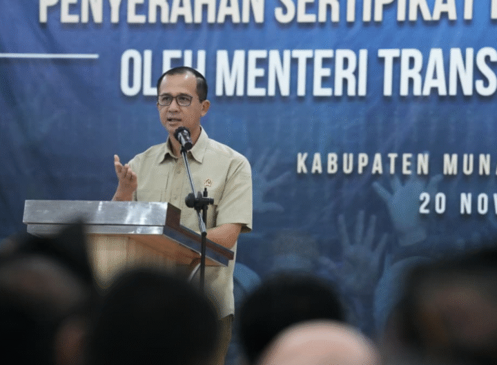 Menteri Transmigrasi M. Iftitah Sulaiman Suryanagara.