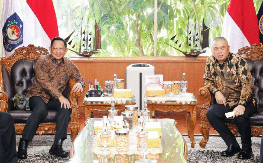 Menteri Dalam Negeri Indonesia, Tito Karnavian (kiri), Menteri Perhubungan Republik Indonesia Dudy Purwagandhi.