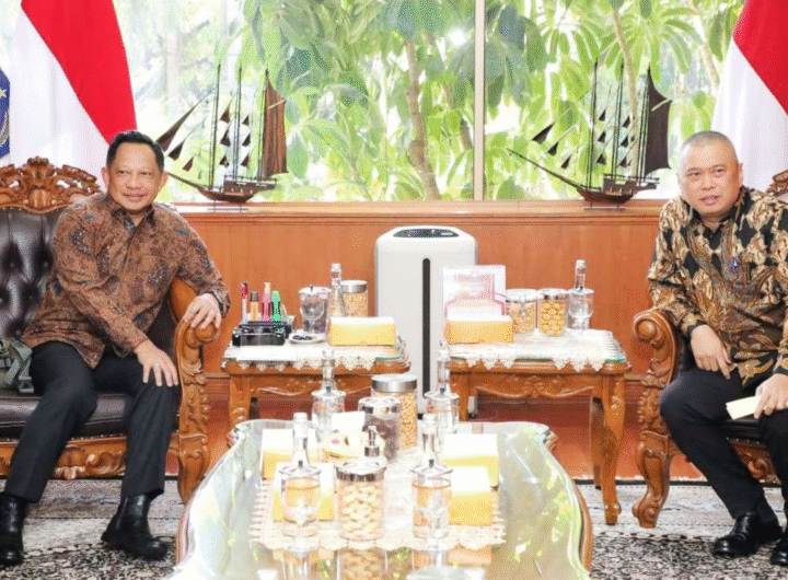 Menteri Dalam Negeri Indonesia, Tito Karnavian (kiri), Menteri Perhubungan Republik Indonesia Dudy Purwagandhi.