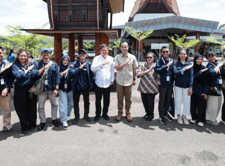 Menteri Transmigrasi M. Iftitah Sulaiman Suryanagara kunjungan ke Tana Toraja.