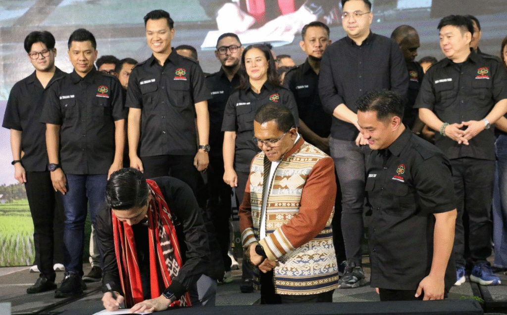 Gubernur NTT Melki Laka Lena bersama jajaran Pemuda Tani Indonesia dalam momentum penguatan peran anak muda untuk majukan sektor pertanian.