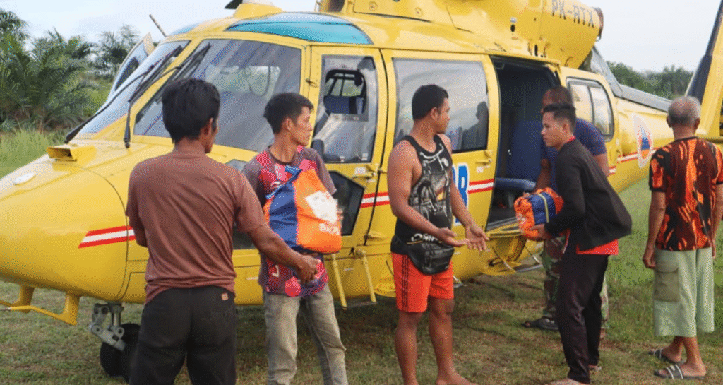 Distribusi logistik dilakukan BNPB lewat helikopter untuk menjangkau warga terdampak.