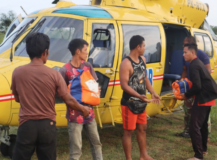 Distribusi logistik dilakukan BNPB lewat helikopter untuk menjangkau warga terdampak.