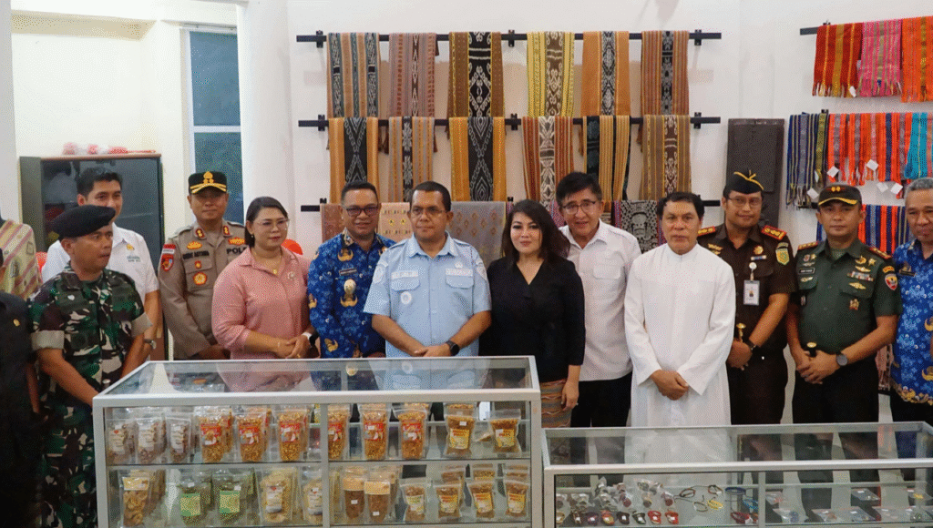 Gubernur Nusa Tenggara Timur (NTT), Emanuel Melkiades Laka Lena, meresmikan NTT Mart by Dekranasda Belu.
