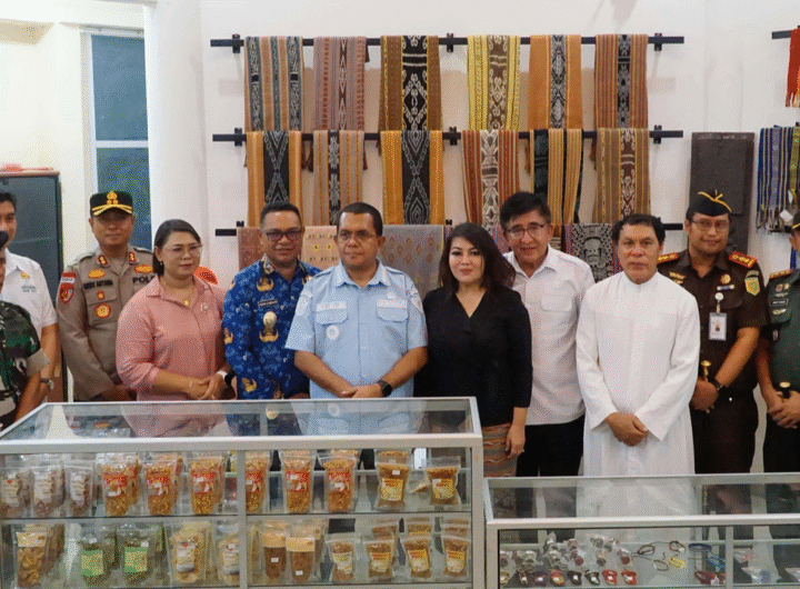 Gubernur Nusa Tenggara Timur (NTT), Emanuel Melkiades Laka Lena, meresmikan NTT Mart by Dekranasda Belu.