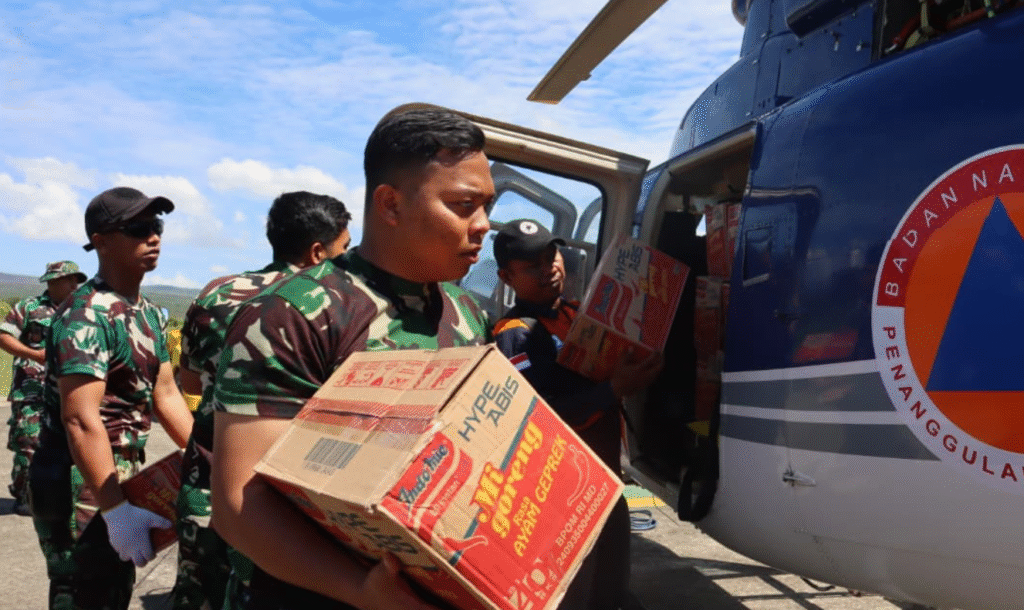 Proses distribusi bantuan logistik ke Desa Kuala II, Kecamatan Bintang, Kabupaten Aceh Tengah, Provinsi Aceh.