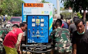 Petugas PLN, TNI, dan seluruh masyarakat bahu membahu dalam proses pengangkutan genset 66.000 Watt.