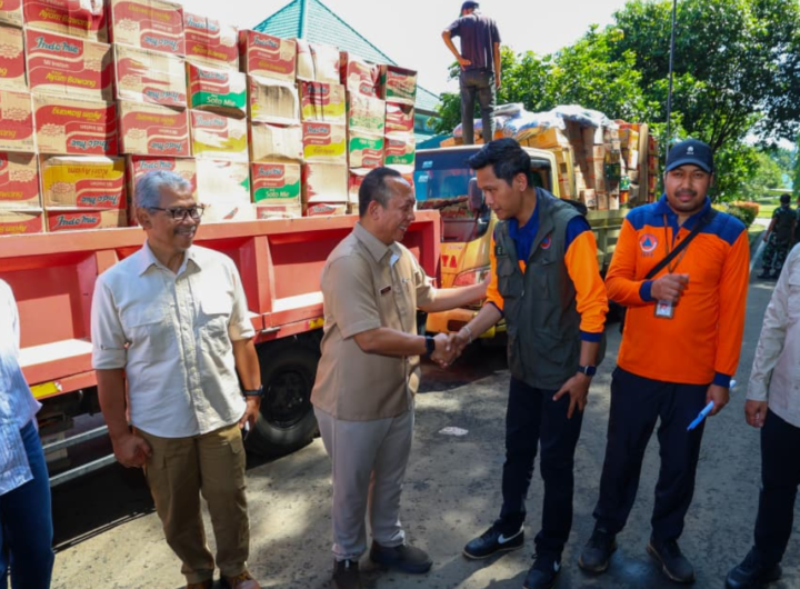 Kementerian Transmigrasi menyerahkan bantuan kemanusiaan berupa bahan pangan dan obat-obatan.