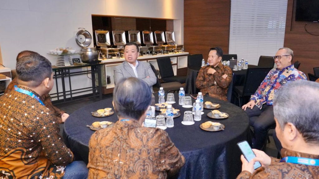 Menteri Agraria dan Tata Ruang/Kepala Badan Pertanahan Nasional (ATR/BPN), Nusron Wahid (kiri), di dampingi Direktur Jenderal Tata Ruang, Suyus Windayana (kanan).