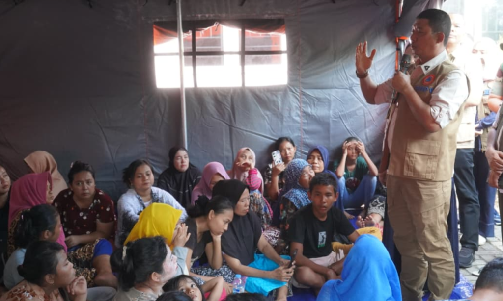 Kepala BNPB Letjen TNI Dr. Suharyanto tinjau Pos Pengungsian di Kantor Kecamatan Hanai, kabupaten Langkat, Sumatra Utara.