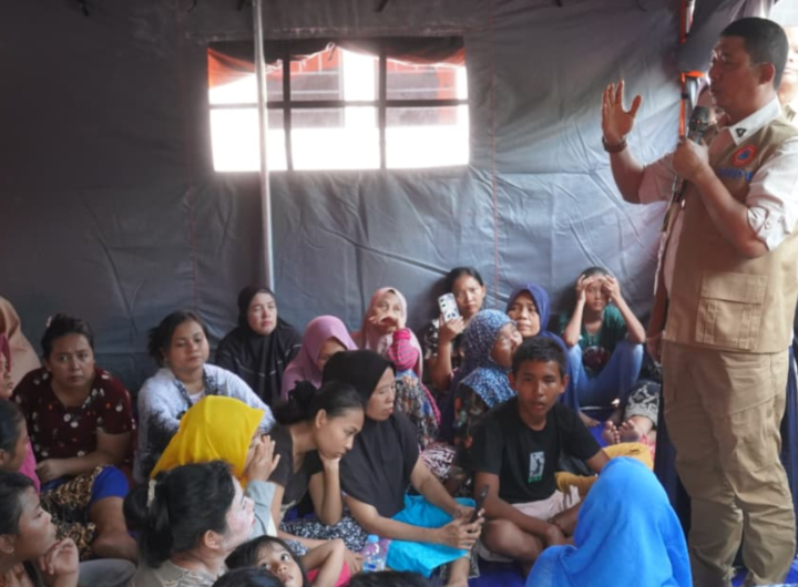 Kepala BNPB Letjen TNI Dr. Suharyanto tinjau Pos Pengungsian di Kantor Kecamatan Hanai, kabupaten Langkat, Sumatra Utara.