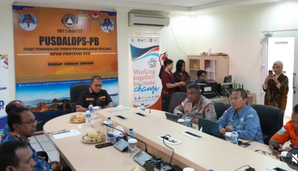 Gubernur NTT Melki Laka Lena memimpin rapat Koordinasi Antisipasi Bencana Hidrometeorologi dan kesiapsiagaan Natal–Tahun Baru di Pusdalops BPBD Provinsi NTT.