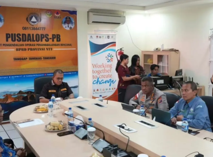 Gubernur NTT Melki Laka Lena memimpin rapat Koordinasi Antisipasi Bencana Hidrometeorologi dan kesiapsiagaan Natal–Tahun Baru di Pusdalops BPBD Provinsi NTT.