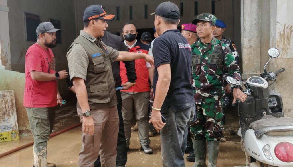 Kepala BNPB Letjen Suharyanto meninjau langsung fasilitas kesehatan yang terdampak banjir.
