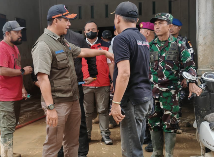 Kepala BNPB Letjen Suharyanto meninjau langsung fasilitas kesehatan yang terdampak banjir.