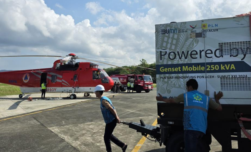 Petugas PLN tengah menyiapkan genset untuk diangkut menggunakan helikopter Badan Nasional Penanggulangan Bencana.