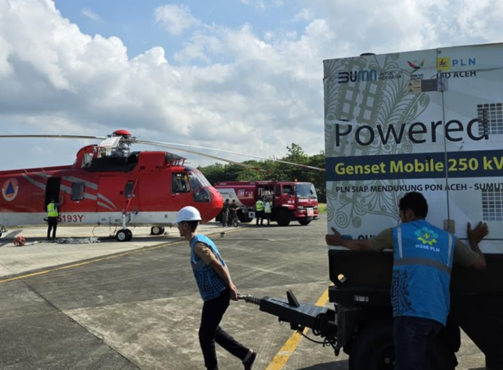 Petugas PLN tengah menyiapkan genset untuk diangkut menggunakan helikopter Badan Nasional Penanggulangan Bencana.