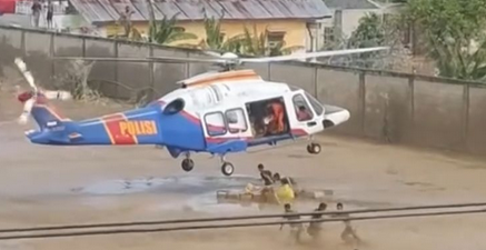 Personel Polisi Udara Baharkam Polri saat mengirim logistik yang terisolasi.