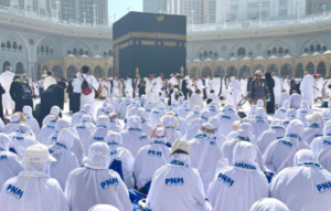 Suasana haru menyertai keberangkatan para nasabah PNM Mekaar penerima reward Umroh dan perjalanan ke Hong Kong. Dok: PNM.