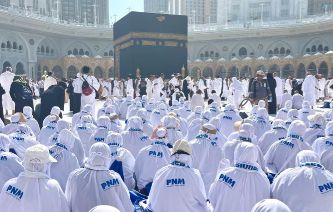 Suasana haru menyertai keberangkatan para nasabah PNM Mekaar penerima reward Umroh dan perjalanan ke Hong Kong. Dok: PNM.