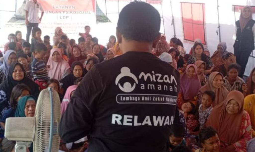 Relawan memberikan layanan kesehatan kepada penyintas bencana di Masjid Istiqamah, Teluk Bakung, Tanjung Pura, Langkat, Sumatra Utara.