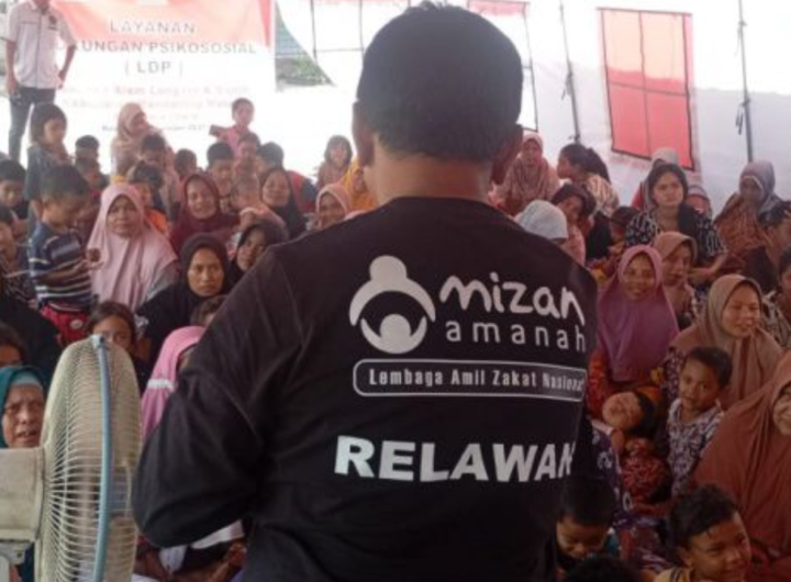 Relawan memberikan layanan kesehatan kepada penyintas bencana di Masjid Istiqamah, Teluk Bakung, Tanjung Pura, Langkat, Sumatra Utara.