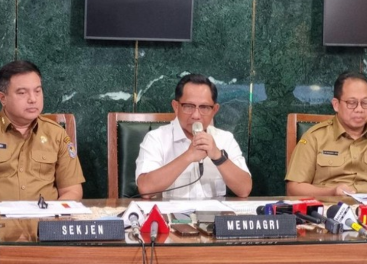 Mendagri Tito Karnavian (tengah).