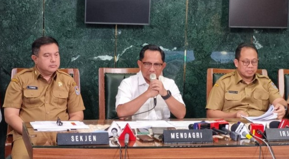 Mendagri Tito Karnavian (tengah).