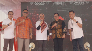 Acara resmi dengan beberapa pembicara.