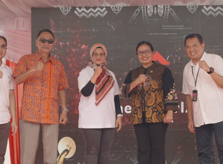 Acara resmi dengan beberapa pembicara.