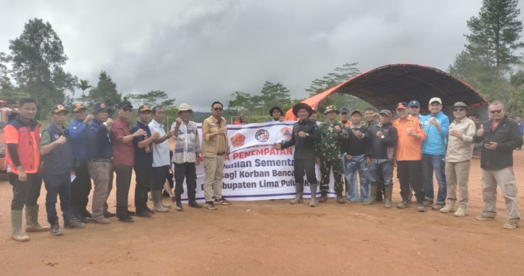 Acara penyerahan bantuan bencana alam