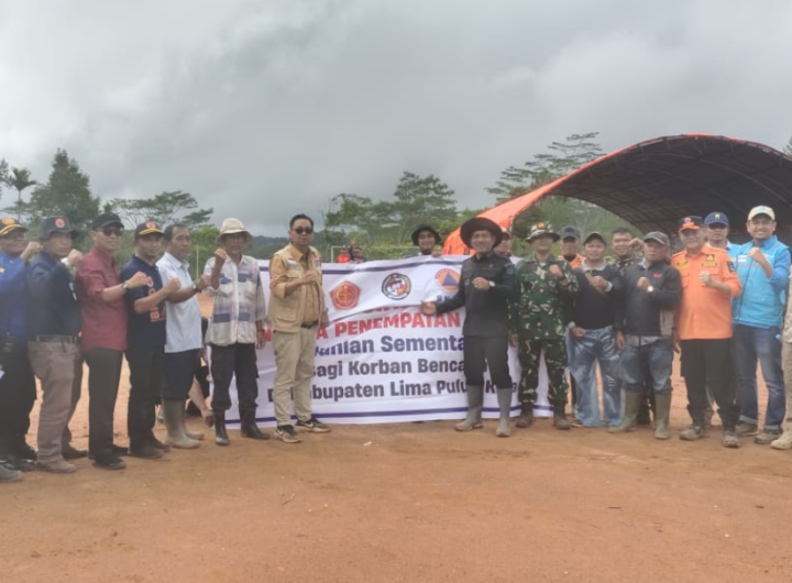 Acara penyerahan bantuan bencana alam