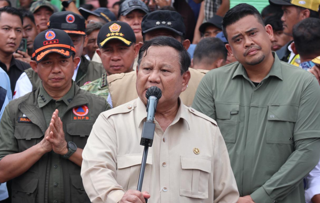 Presiden RI Prabowo Subianto (tengah) didampingi Kepala BNPB Letjen TNI Dr. Suharyanto S.Sos., M.M. (kiri) dan Gubernur Sumatra Utara, Boby Nasution (kanan) saat menyapa warga penyintas banjir di MTs N 1 Langkat, Tanjung Pura, Kabupaten Langkat.