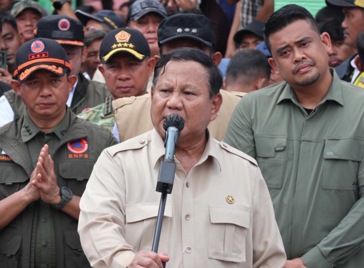 Presiden RI Prabowo Subianto (tengah) didampingi Kepala BNPB Letjen TNI Dr. Suharyanto S.Sos., M.M. (kiri) dan Gubernur Sumatra Utara, Boby Nasution (kanan) saat menyapa warga penyintas banjir di MTs N 1 Langkat, Tanjung Pura, Kabupaten Langkat.